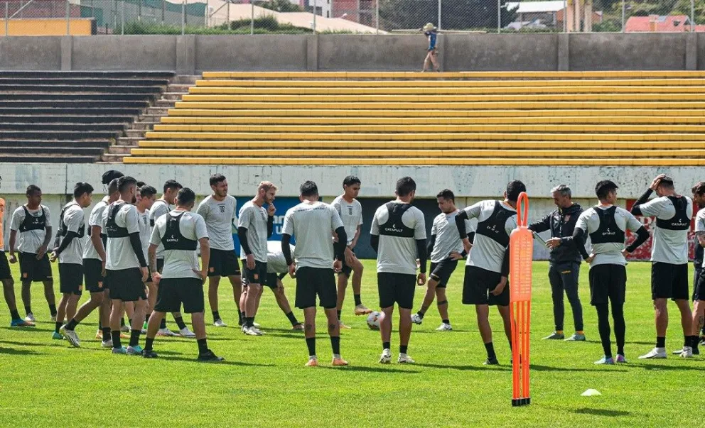 Jugadores y el técnico Lavallén (de negro) antes de iniciar un entrenamiento en Achumani. Foto: club The Strongest