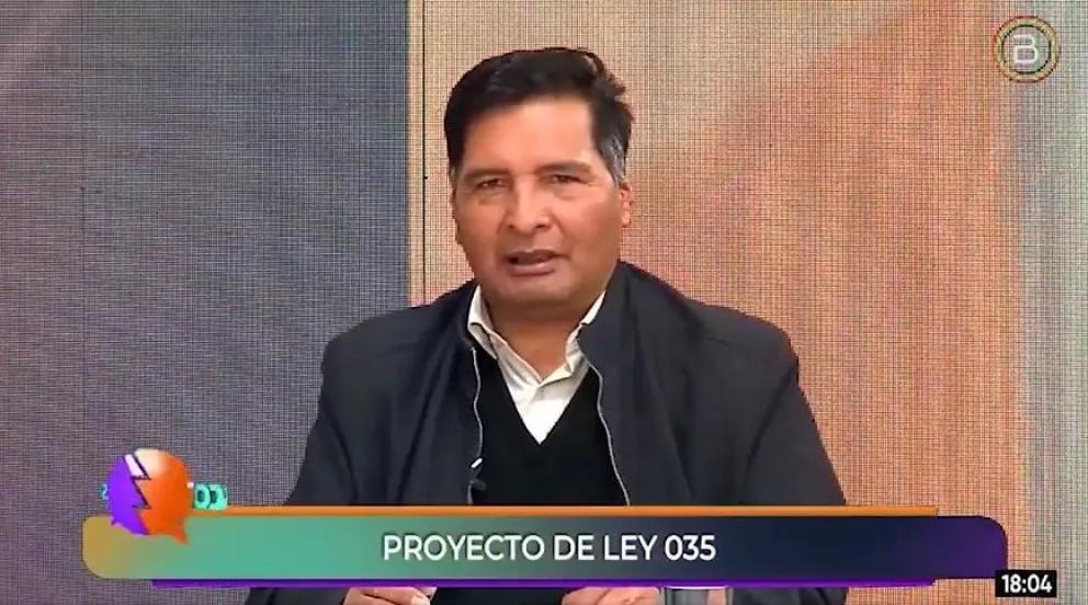 El exministro de Educación, Adrián Quelca, en entrevista con Bolivia TV, en defensa del Proyecto de Ley 035. Foto: Captura, Bolivia TV