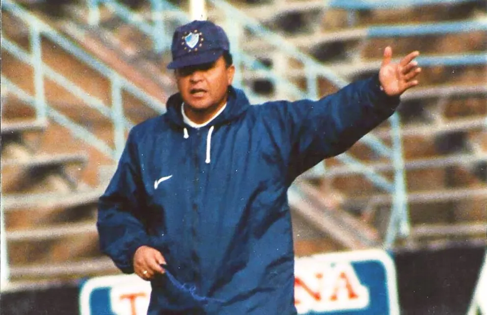 Orozco en acción en una práctica en el viejo estadio de la zona de Tembladerani. Foto: Luis Orozco.