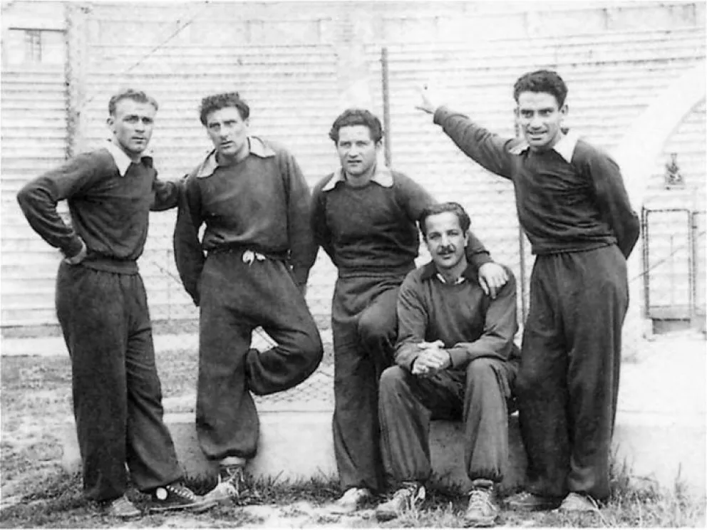 Di Stéfano, Rossi, Pedernera, Cozzi y Báez en un entrenamiento en el viejo estadio Hernando Siles. Foto: c-a.akamaihd.net