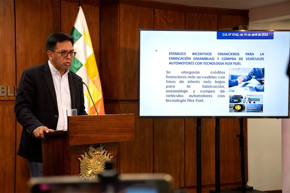 El viceministro de Política Tributaria, Jhonny Morales, explica los alcances dela norma. Foto: Ministerio de Economía.