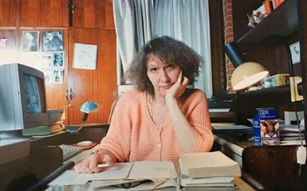 Blanca Wiethüchter en su escritorio. FOTO: letras.mysite.com