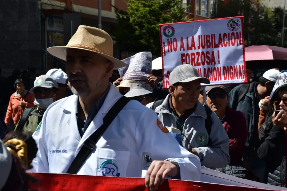 Médicos y trabajadores en salud marchan en las calles de la ciudad de La Paz en contra de la "jubilación forzosa". Foto: APG