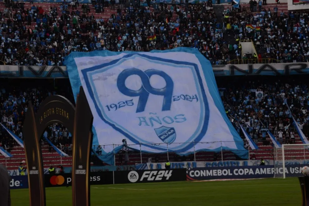 La bandera gigante que extendió la Vieja Escuela en la curva norte. Foto: Andrés Rojas