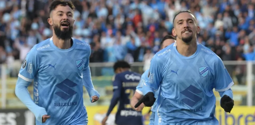 Da Costa (der.) festeja su gol con Sávio. Foto: Andrés Rojas.