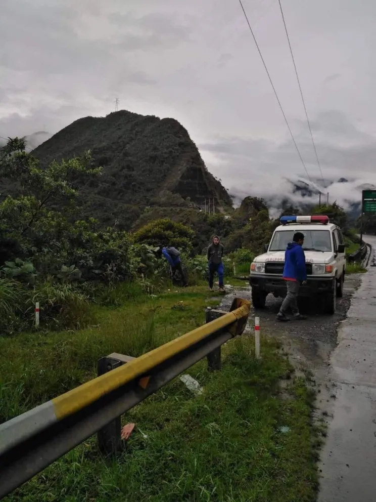 Policías realizan rastrillajes en un sector de Nor Yungas. Foto: Alcaldía de Coroico