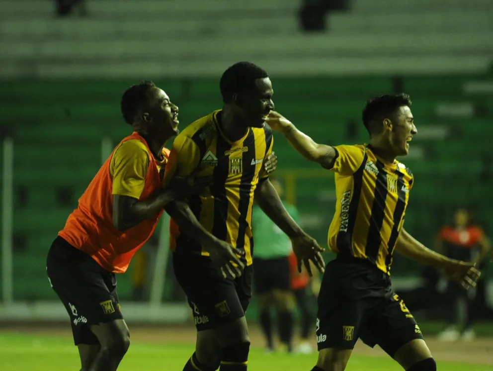 Angulo (centro) festeja el gol de la victoria junto a Arrascaita y Sotomayor. Foto: APG
