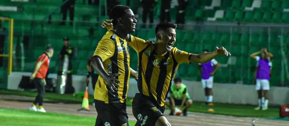 Celebran los atigrados Bryan Angulo y Gabriel Sotomayor. Los cruces de cuartos de final del Apertura están definidos. Foto: The Strongest.