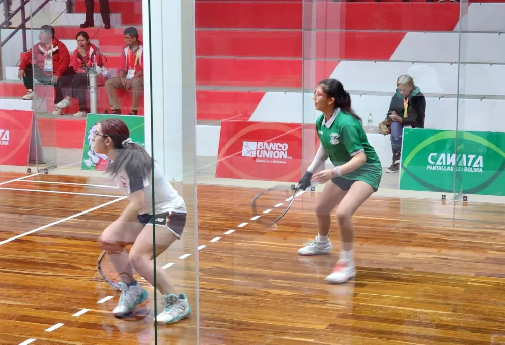 La boliviana Blacutt (de verde) en uno de sus partidos del ráquetbol. Foto: Viceministerio de Deportes.