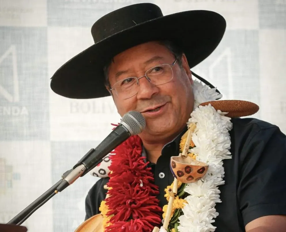 El presidente Luis Arce se dirige a los asistentes en el acto de entrega de obras en la ciudad de Tarija. Foto: Facebook del presidente Luis Arce