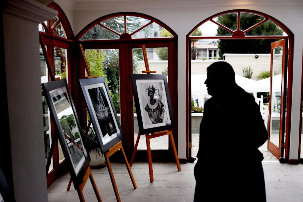 Una persona visita una exposición fotográfica el 11 de abril de 2024 en La Paz (Bolivia). Foto: EFE