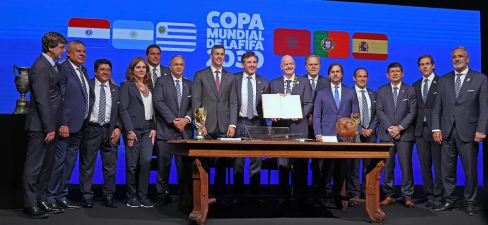 La foto oficial de la firma del Acta Mundial 2030 realizada en la primera parte del Congreso Ordinario de la Conmebol del jueves. Foto: Conmebol. 