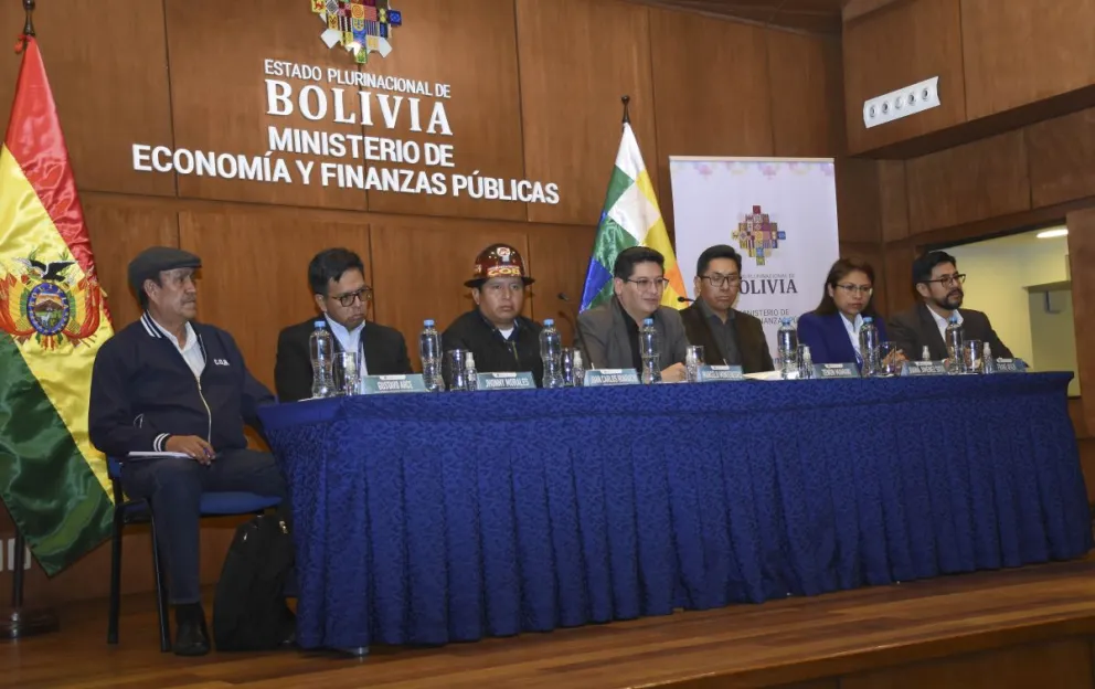 Imagen referencial de una reunión pasada entre el Gobierno y la COB para definir el incremento salarial. Foto: Abi