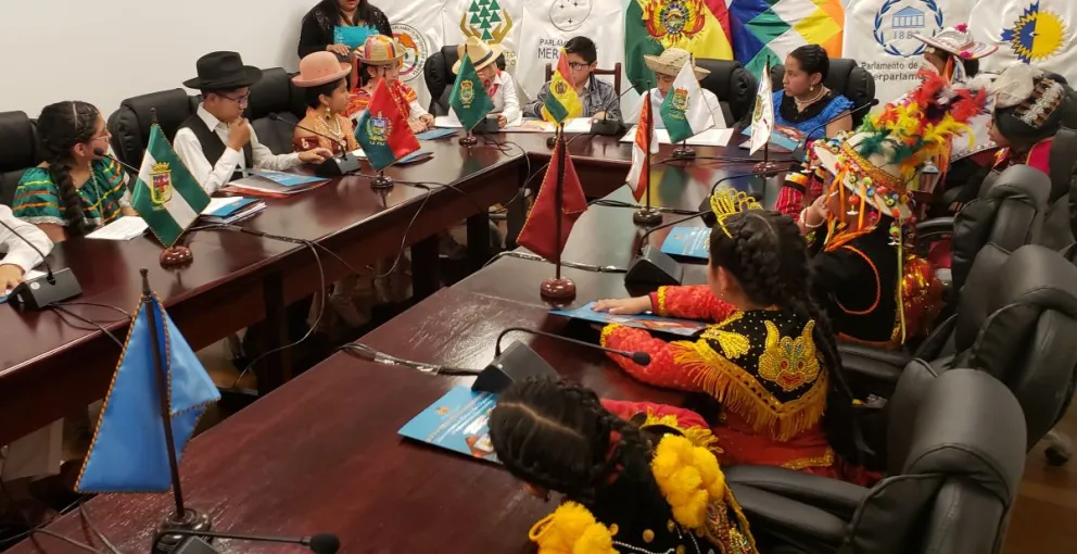Niños en uno de las sesiones del Legislativo, este viernes. Foto: Carlos Quisbert 