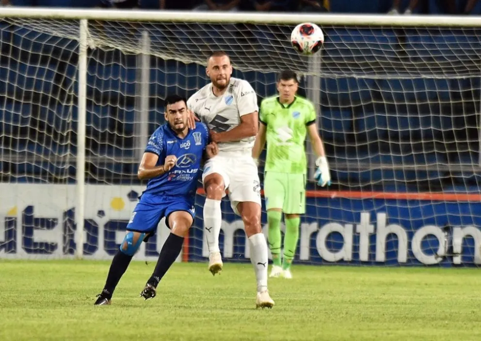 Una incidencia del partido que jugó Bolívar frente a Palmaflor (2023), en Villa Tunari. Foto:APG