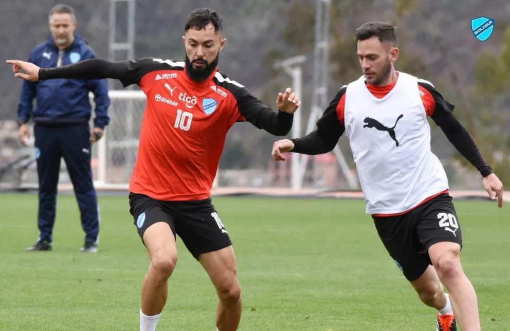 Bruno Sávio, a la izquierda, junto a Fernando Saucedo en una práctica de los celestes. Foto:Club Bolívar