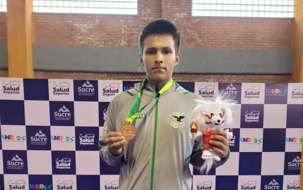 Emiliano Paz muestra la presea que conquistó hoy en Sucre. Foto Sports 360