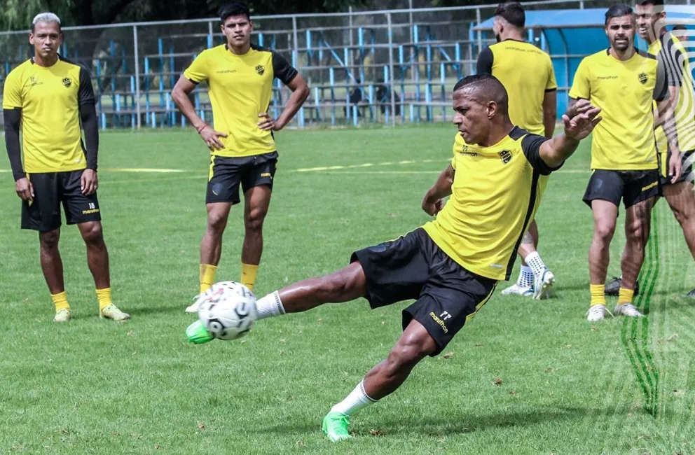 Serginho, jugador de Aurora, ejercita un remate en un entrenamiento. El plantel está en cuartos de final. Foto: Club Aurora. 