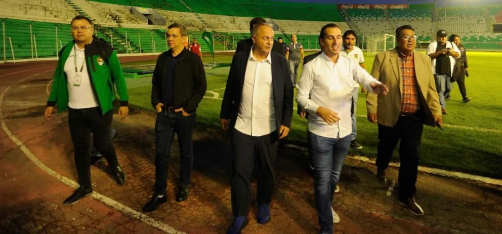 Fernando Costa, (centro), titular de la FBF y Juan Carlos Dabdoub, director del Sedede de Santa Cruz en la visita al estadio Tahuichi Aguilera. Foto: APG