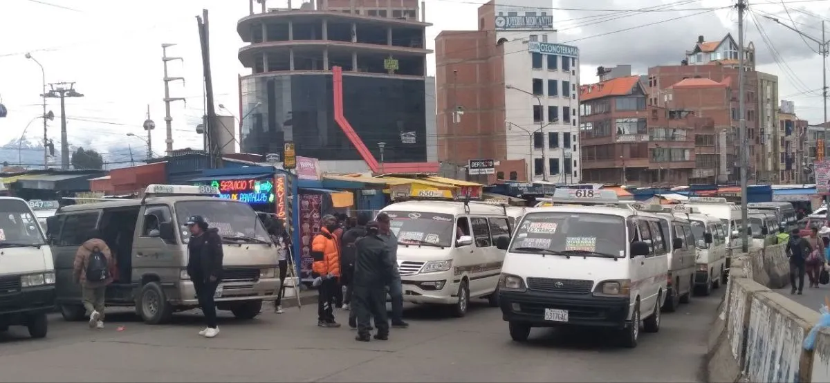 Minibuses en espera de pasajeros en pleno centro de la Ceja de El Alto, altura reloj. Foto: Marina Mamani