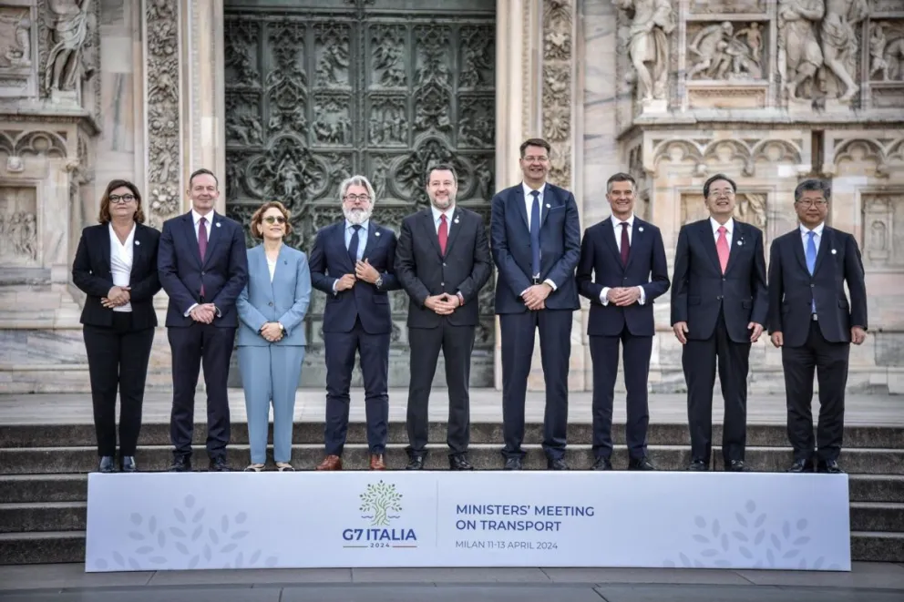 Ministros de Transporte de los países del G7 (EEUU, Canadá, Francia, Alemania, Japón, Reino Unido e Italia) participantes en una reunión del grupo en Milán. Foto EFE