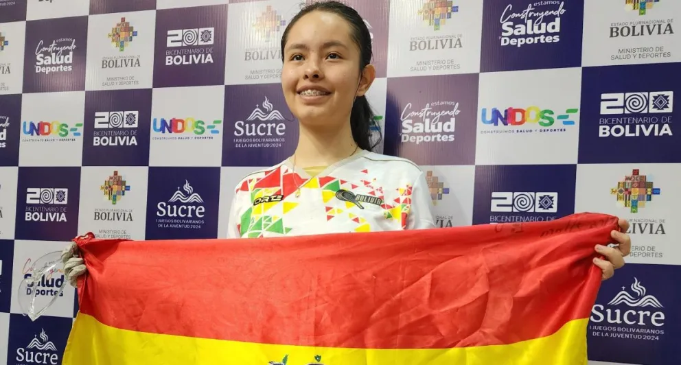 Méndez con la bandera nacional tras ganar la final. Foto: Viceministerio de Deportes.
