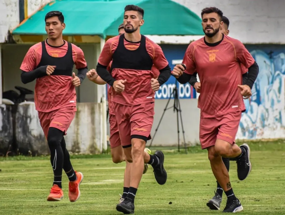 Los jugadores del Tigre Chura (izq.), Amoroso y Triverio. Foto: club The Strongest