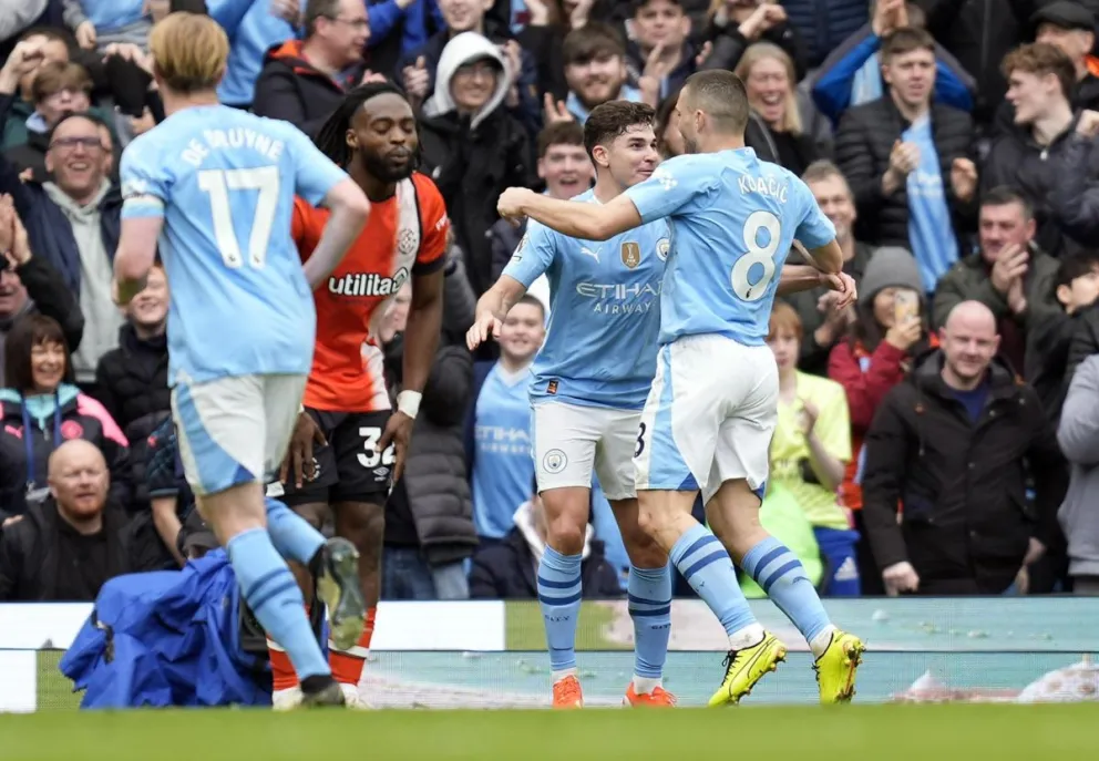 El jugador del Manchester City Mateo Kovacic (der.) celebra con sus compañeros el 2-0. Foto: EFE.