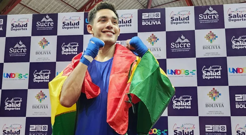 Zegarra, con la tricolor en los hombros, celebra su oro. Foto: Viceministerio de Deportes.