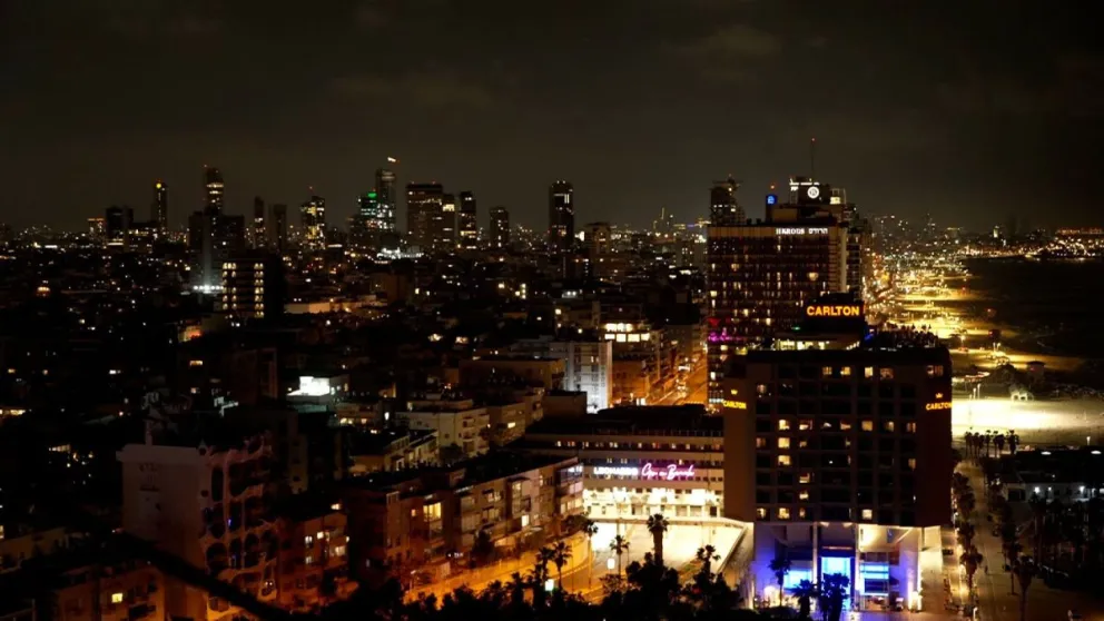 Luces en la ciudad de Jerusalén la madrugada del domingo. Foto: CNN