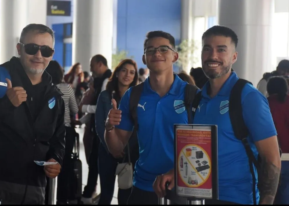 Robatto (izq.) con miembros de su cuerpo técnico en El Alto. Foto: Club Bolívar.