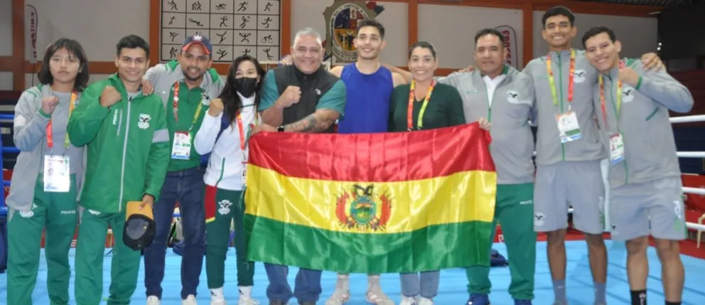 Los boxeadores bolivianos con la bandera nacional. Foto: COB.
