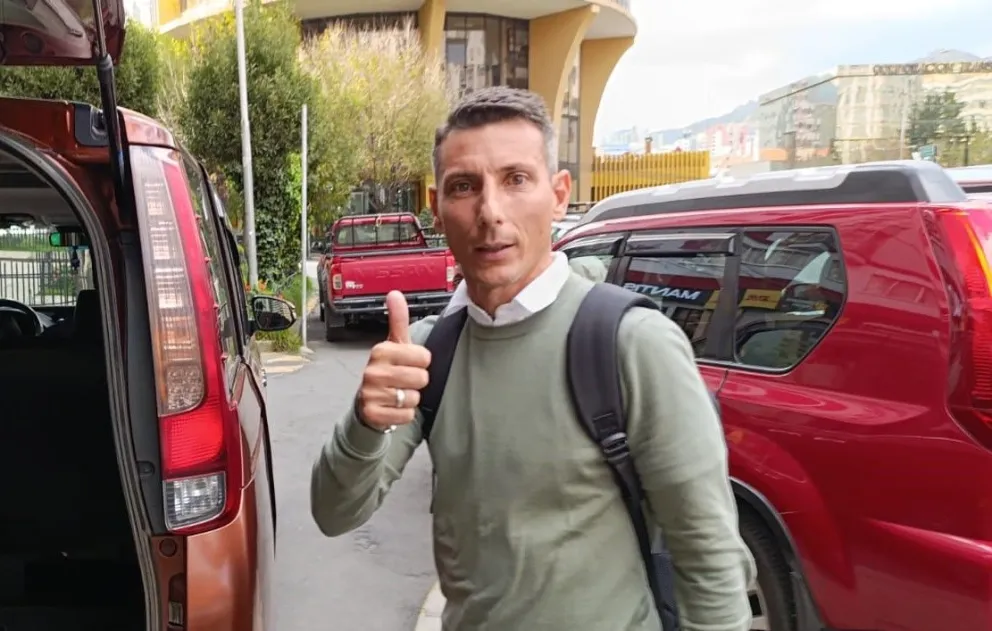 Pablo escobar, con el pulgar derecho arriba, después de reunirse con los dirigentes. Foto: Marcos Bonilla