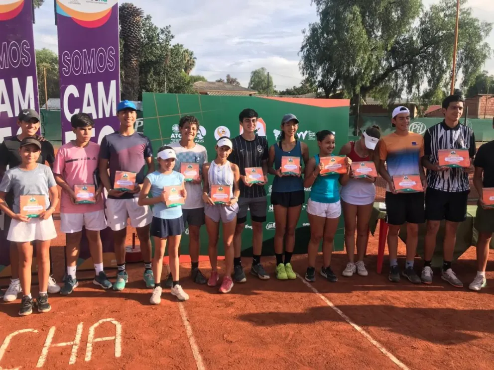 Algunos de los premiados en los torneos de Cochabamba. Foto: AG5.