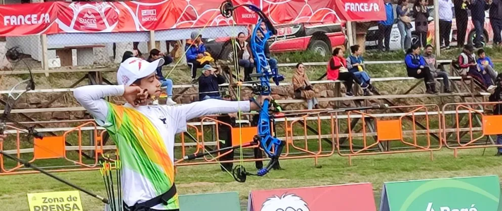 Araujo durante la final de arco compuesto. Foto: Federación Boliviana de Tiro con Arco.