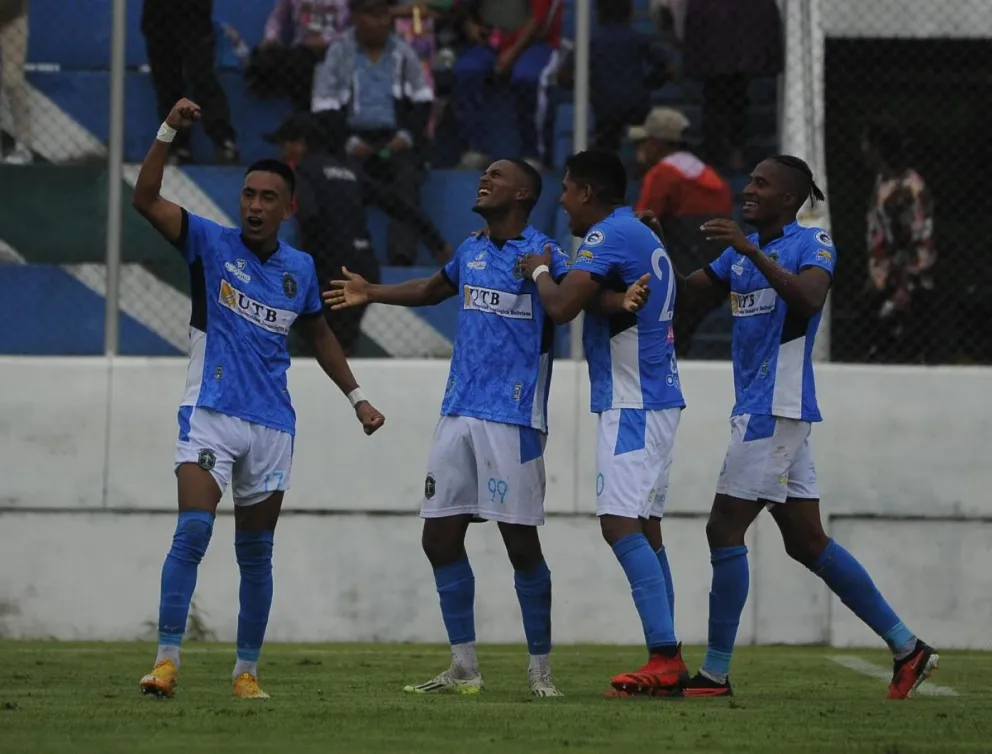 Los jugadores de San Antonio festejan el tanto de Da Silva. Foto: APG.