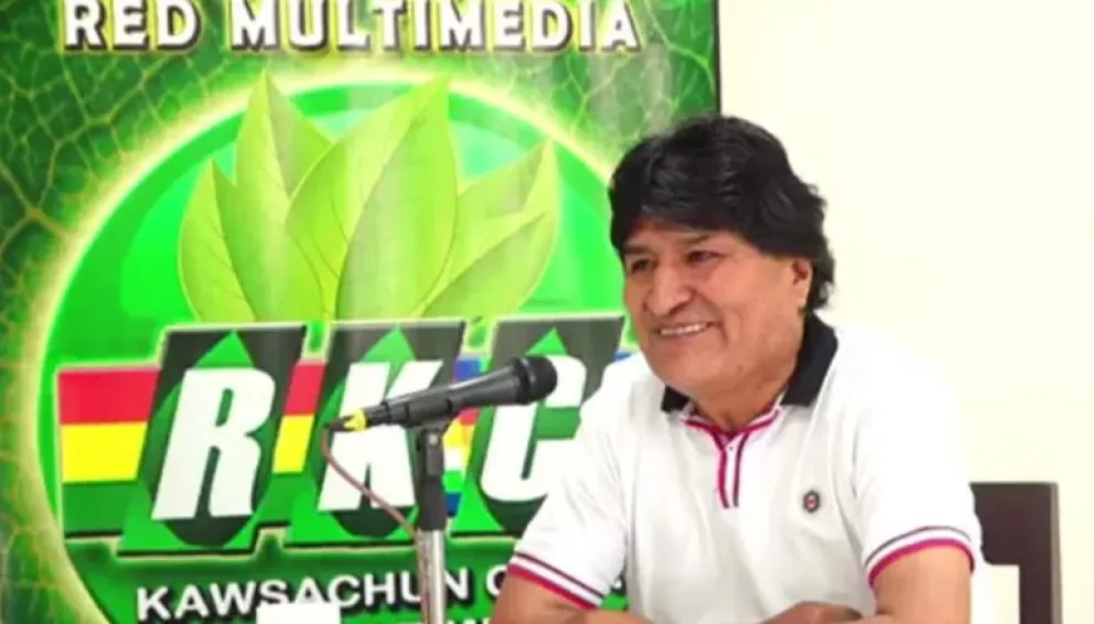 Evo Morales en el estudio de la radio Kawsachun Coca Foto: Captura