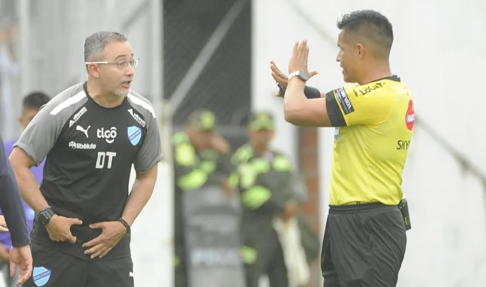 Robatto (izq.) habla con el árbitro Dilio Rodríguez. Foto: APG.