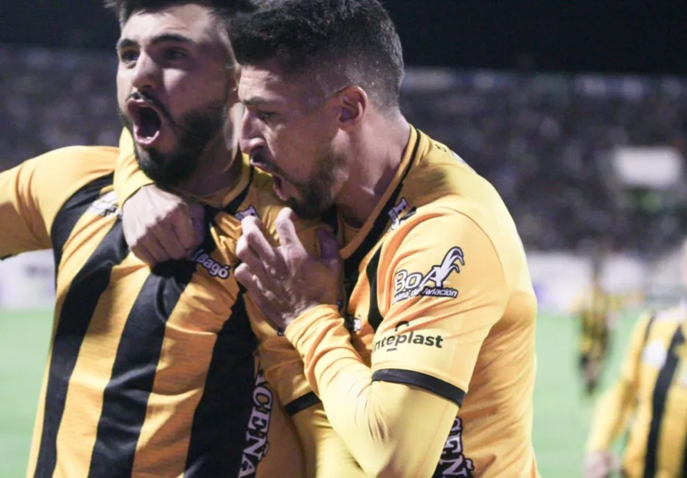 Amosoro (der.) celebra el primero del Tigre junto a Triverio. Foto: APG