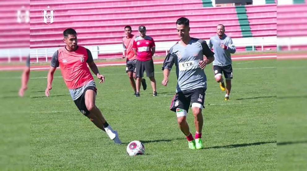Thomaz Santos domina el balón en un entrenamiento de Inde. Foto Independiente