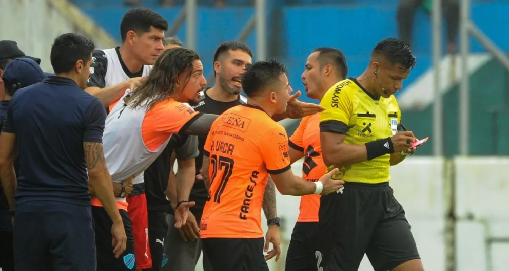 El reclamo de jugadores y mimebros del cuerpo técnico de Bolívar al árbitro Dilio Rodríguez por un cobro en contra en el partido del domingo en Entre Ríos. Foto: APG