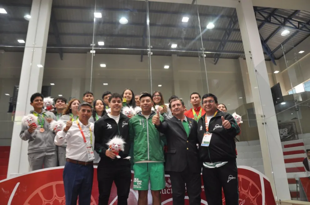 Los medallistas bolivianos junto con Marco Arze y Conrrado Moscoso. Foto COB