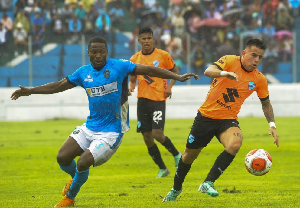 Henry Vaca elude a un rival de San Antonio en el paertido del pasado domingo. Foto: APG