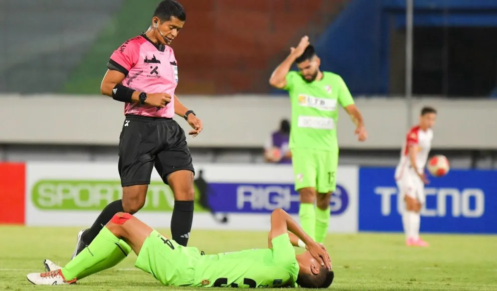 El árbitro Ivo Méndez durante el partido entre FC Universitario y Always Ready del 6 de abril. Foto: APG 