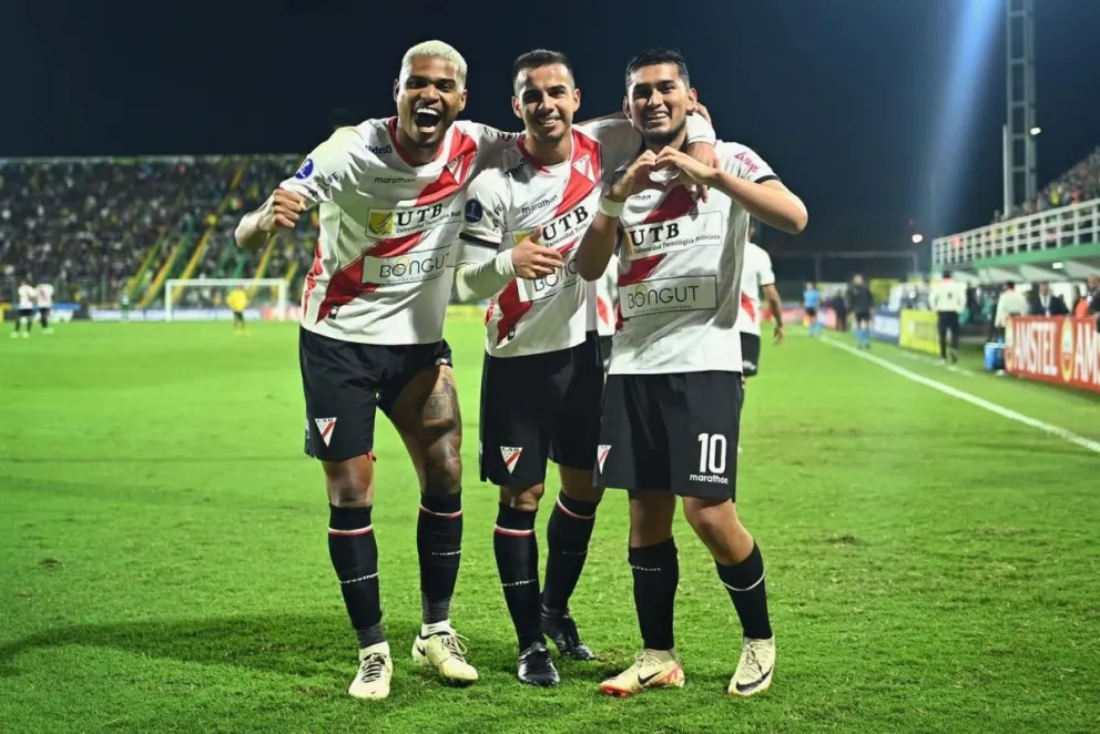 Wesley, Robson y Terrazas celebran el gol del último ante Defensa y Justicia. Foto Always Ready