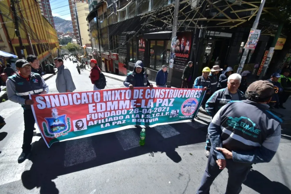Uno de los puntos de bloqueo de la movilización de los trabajadores municipales, este lunes. Foto: APG 