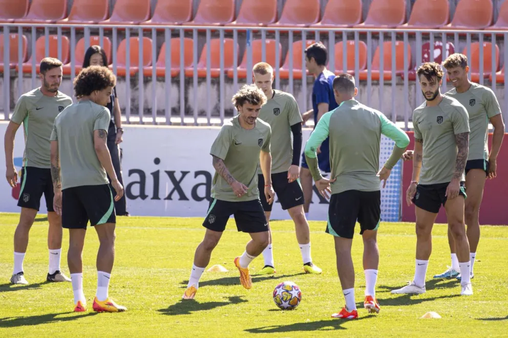 Griezmann domina el balón en medio de sus compañeros. FOTO EFE