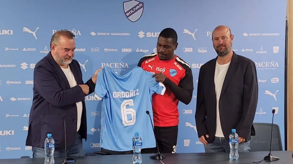 Ordóñez en el día de su presentación con Jorge del Solar (izq.) y Eduardo Valdivia. Foto: Sports 360.