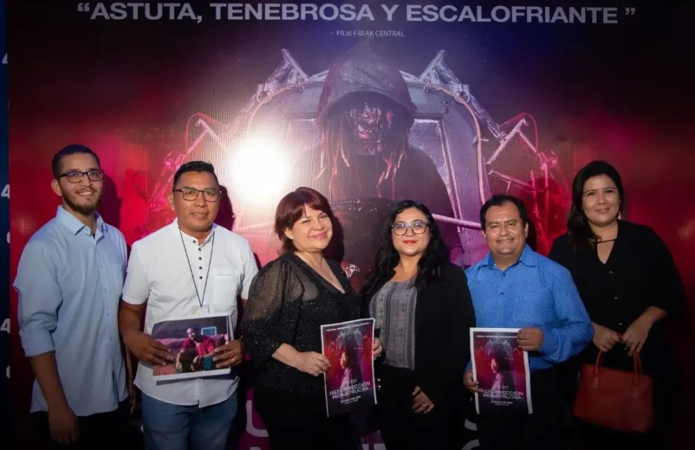 El elenco que participó en el doblaje de la película "Resurrección Monstruosa". Foto: El Mundo