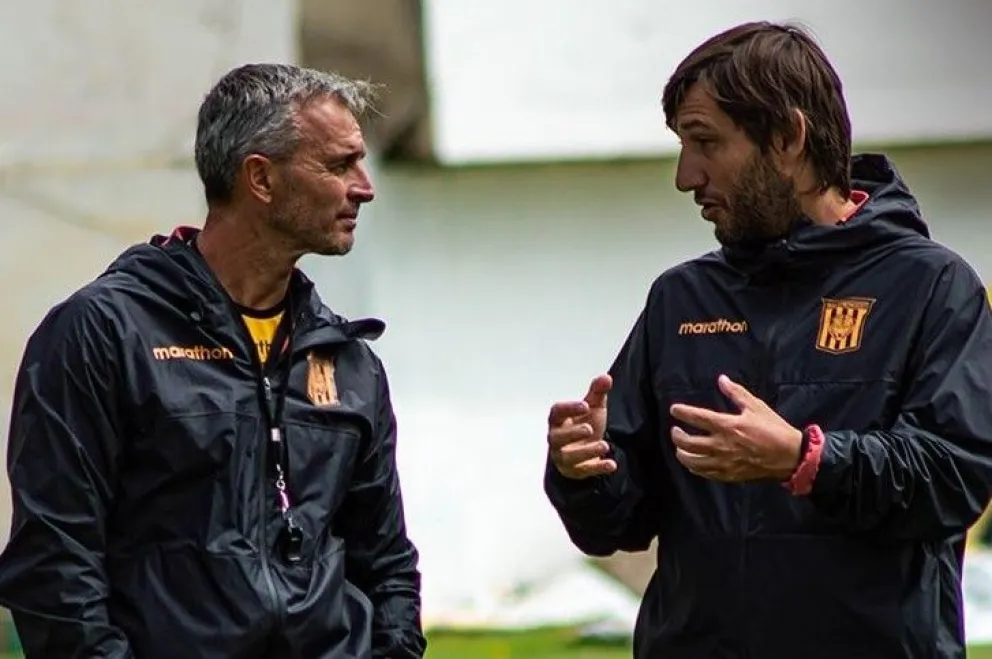 Pablo Lavallén (izq.), el DT del Tigre, conversa con Matías Cammareri, su asistente técnico. Foto: club The Strongest